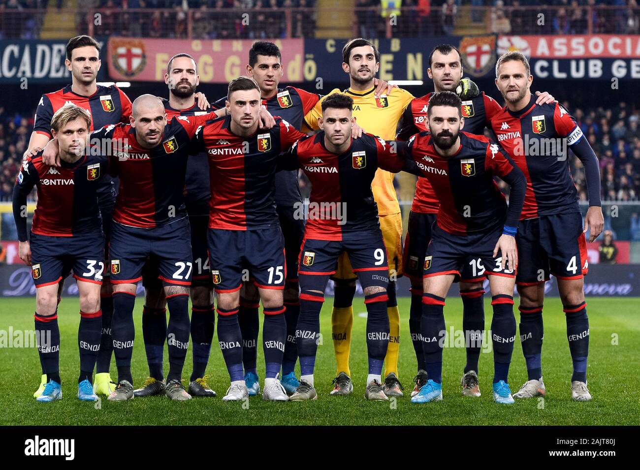 Genova, Italia - 05 January, 2020: i giocatori del Genoa CFC posano per una foto del team prima della serie di una partita di calcio tra il Genoa CFC e noi di Sassuolo. Genoa CFC ha vinto 2-1 sopra di noi di Sassuolo. Credito: Nicolò Campo/Alamy Live News Foto Stock