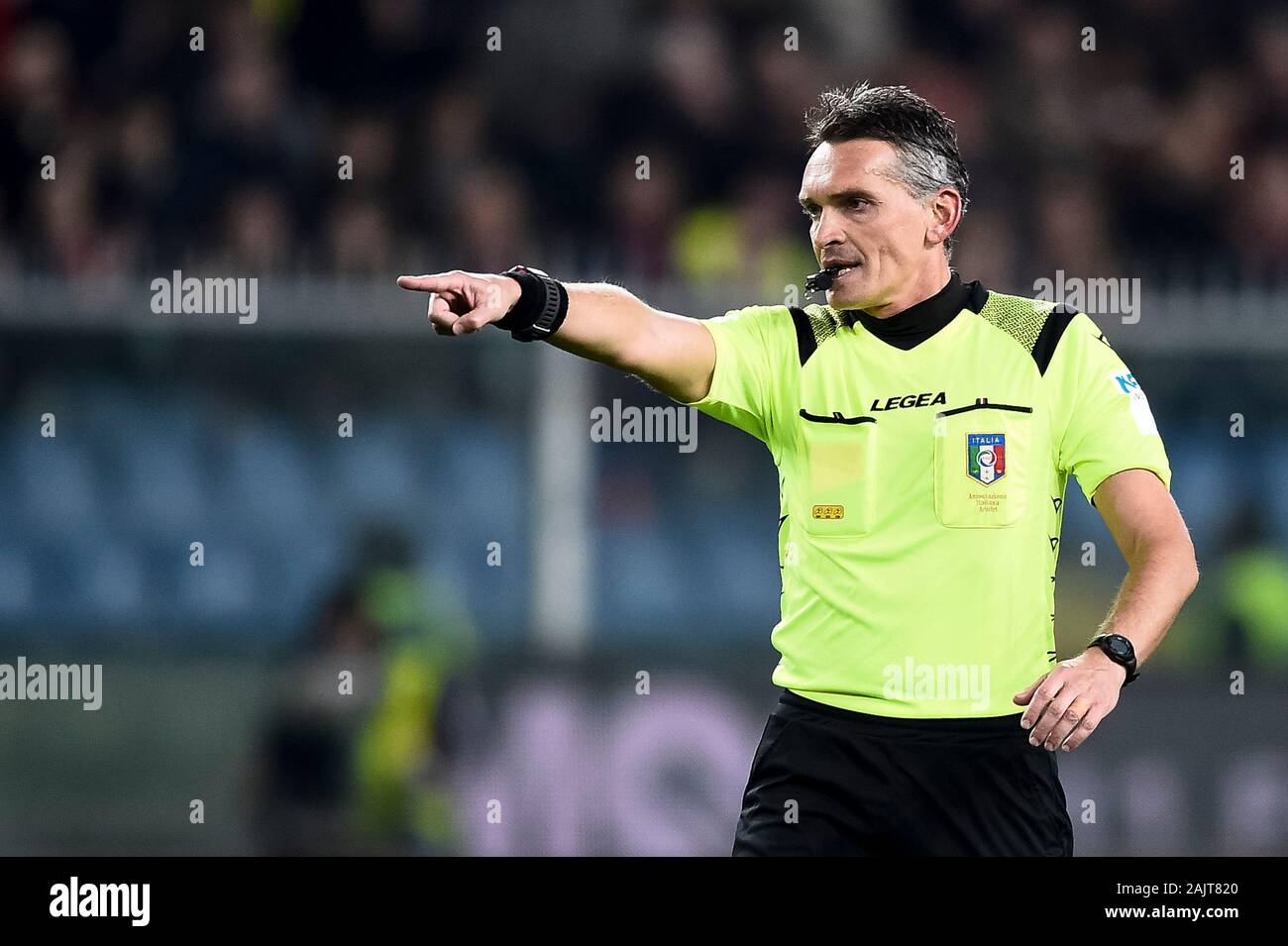 Genova, Italia - 05 January, 2020: arbitro Massimiliano Irrati gesti durante la serie di una partita di calcio tra il Genoa CFC e noi di Sassuolo. Genoa CFC ha vinto 2-1 sopra di noi di Sassuolo. Credito: Nicolò Campo/Alamy Live News Foto Stock