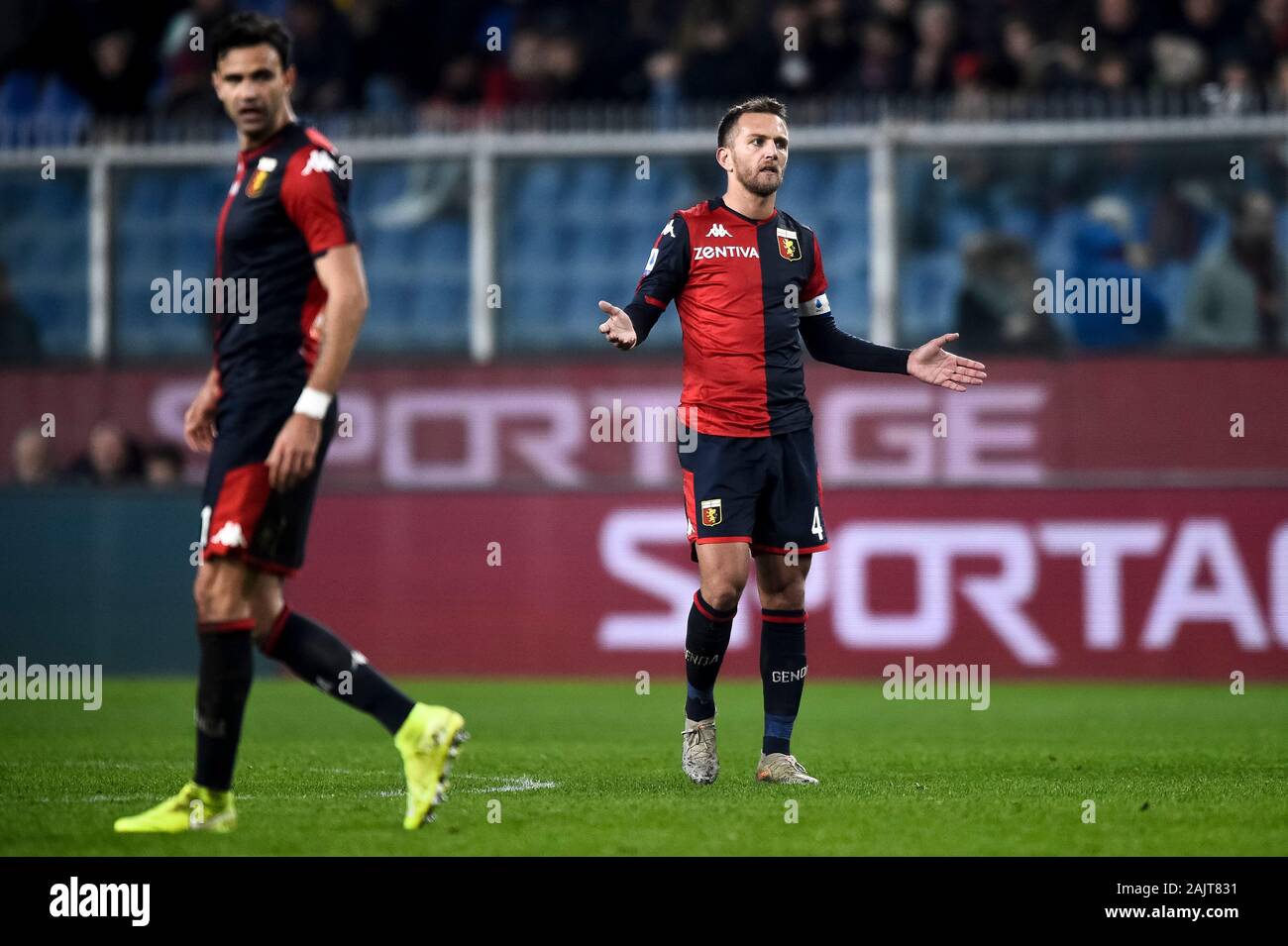 Genova, Italia - 05 January, 2020: Domenico Criscito del Genoa CFC gesti durante la serie di una partita di calcio tra il Genoa CFC e noi di Sassuolo. Genoa CFC ha vinto 2-1 sopra di noi di Sassuolo. Credito: Nicolò Campo/Alamy Live News Foto Stock