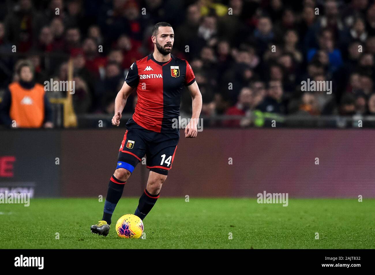 Genova, Italia - 05 January, 2020: Davide Biraschi di Genoa CFC in azione durante la serie di una partita di calcio tra il Genoa CFC e noi di Sassuolo. Genoa CFC ha vinto 2-1 sopra di noi di Sassuolo. Credito: Nicolò Campo/Alamy Live News Foto Stock