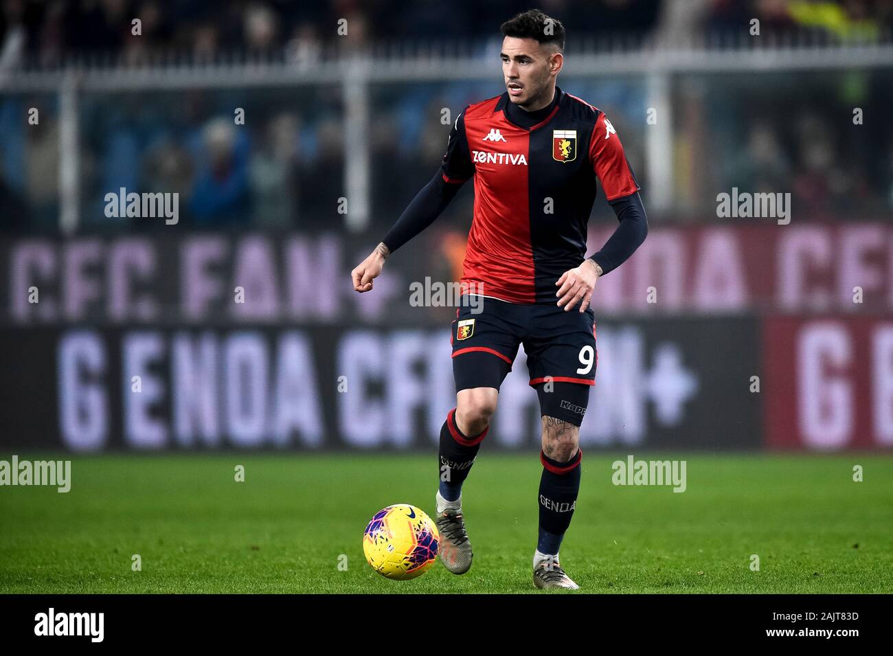 Genova, Italia - 05 January, 2020: Antonio Sanabria del Genoa CFC in azione durante la serie di una partita di calcio tra il Genoa CFC e noi di Sassuolo. Genoa CFC ha vinto 2-1 sopra di noi di Sassuolo. Credito: Nicolò Campo/Alamy Live News Foto Stock