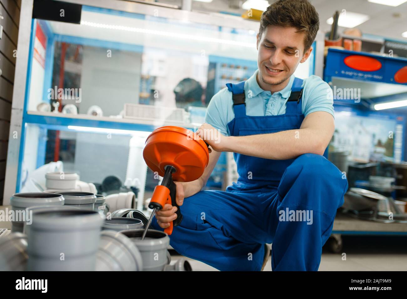 Tecnico sanitario con una chiave per tubi in vetrina Foto Stock