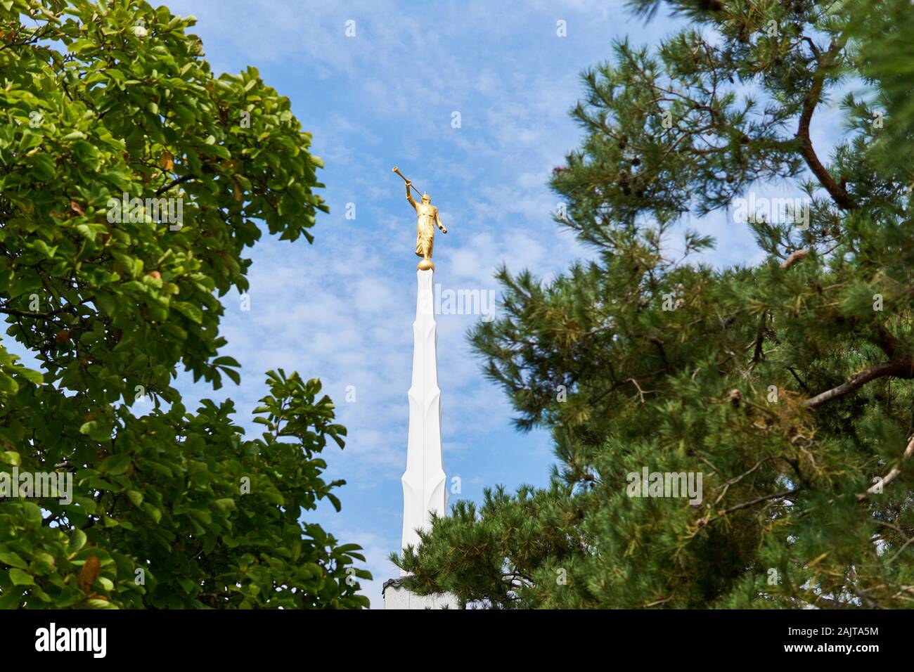 Il Golden Angel Moroni statua sorge sulla sommità di una guglia di bianco si trova a Seul Corea tempio della Chiesa di Gesù Cristo dei Santi degli Ultimi Giorni. Foto Stock