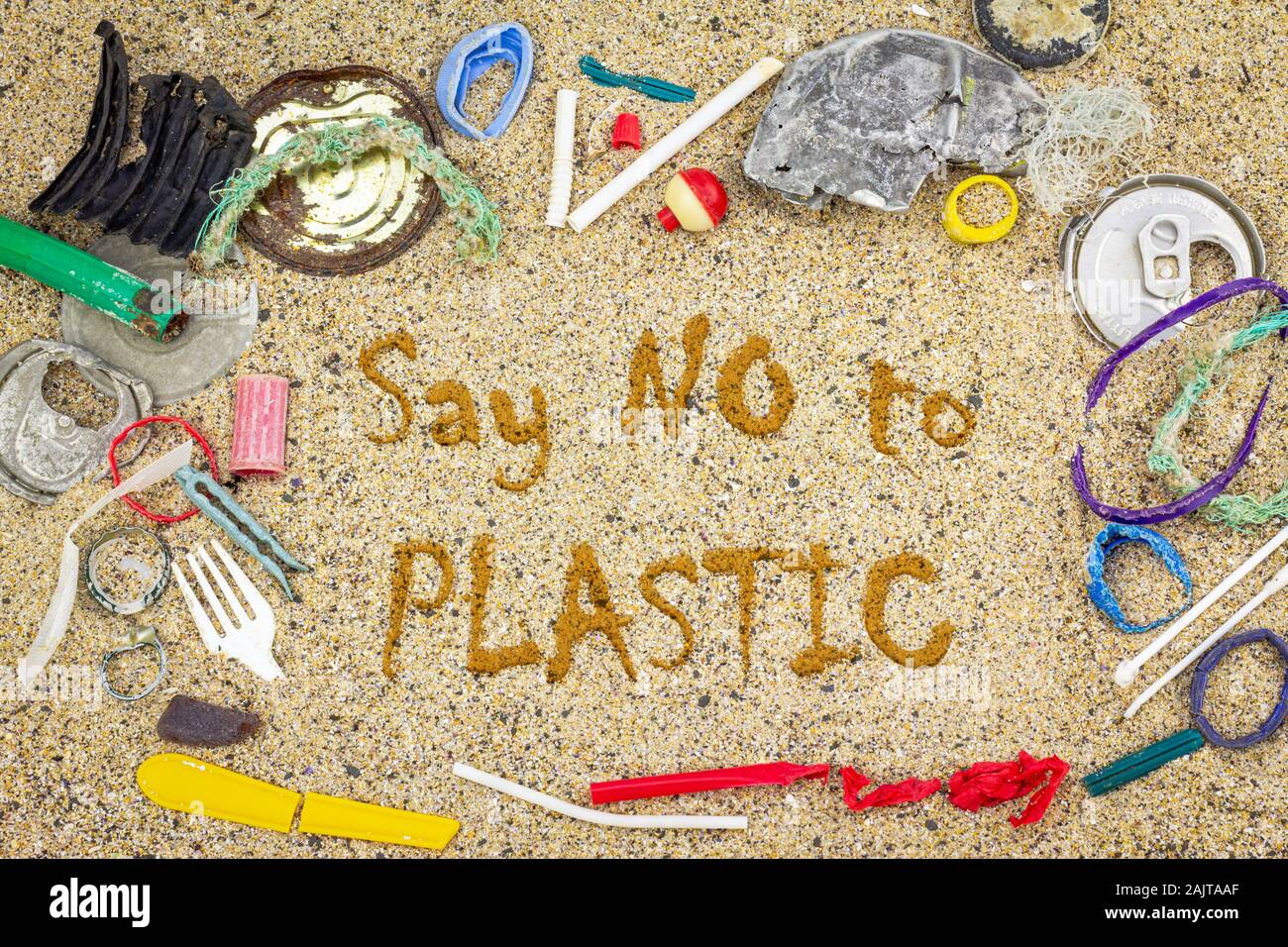 Autentico inquinamento plastica lavati fino sulla spiaggia, a dire di no al testo di plastica, rifiuti zero e uno stile di vita sostenibile concetto Foto Stock