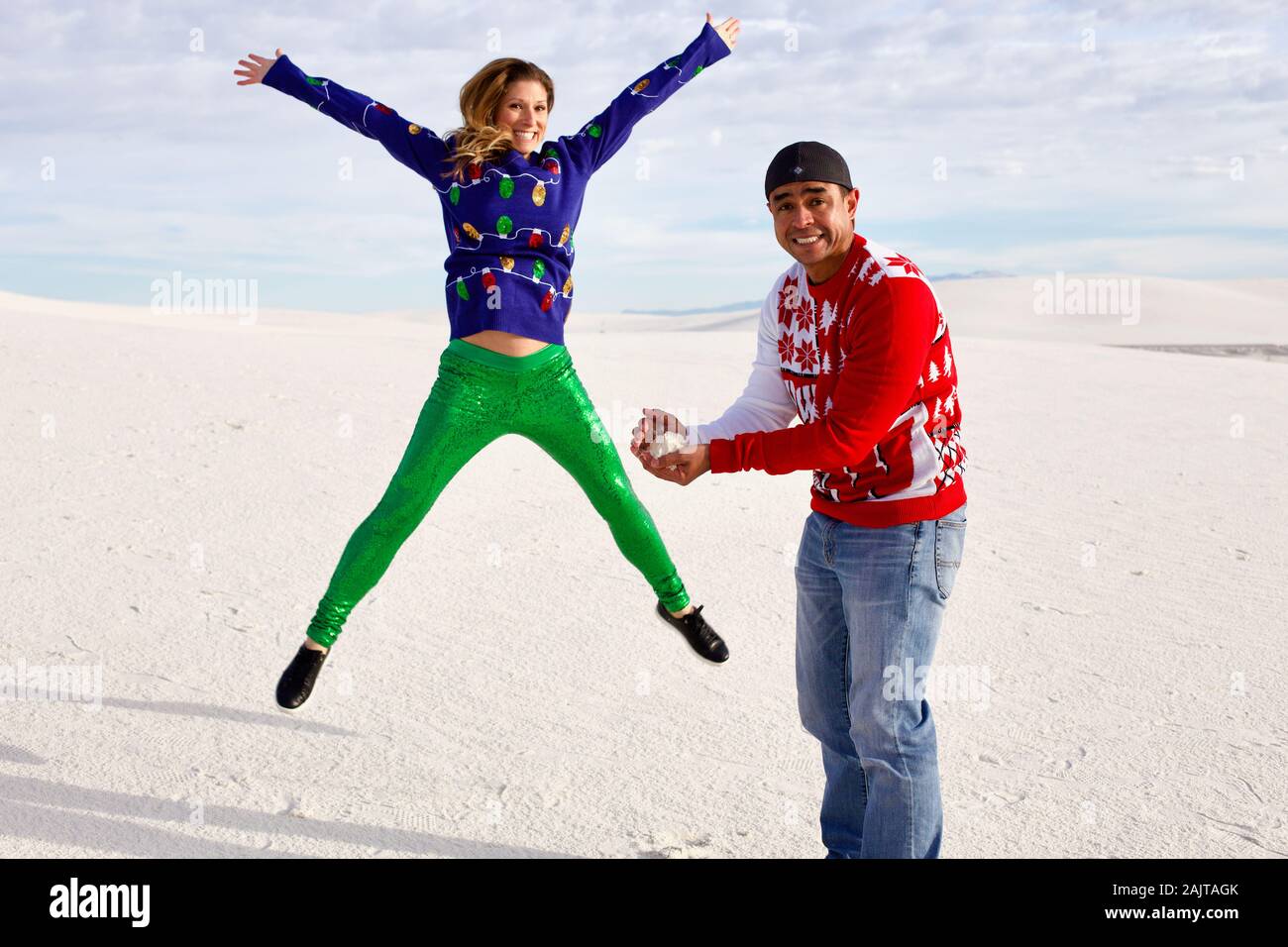 Due persone in brutto Natale maglioni nella neve Foto Stock