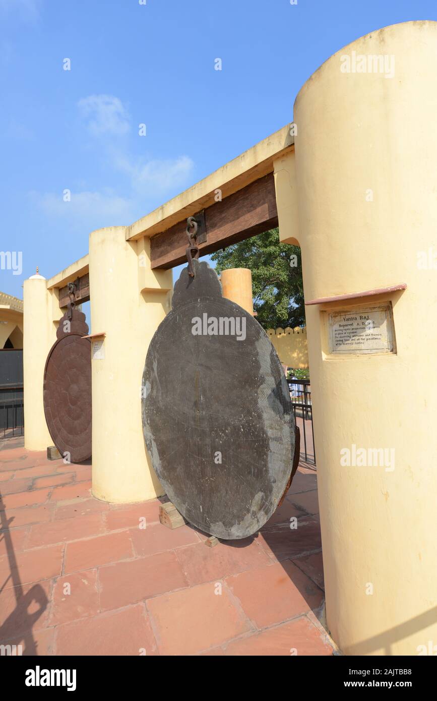 Il Jantar Mantar è una collezione di diciannove strumenti astronomici architettonici costruiti dal re Sawai Jai Singh II di Maratha Rajput Foto Stock
