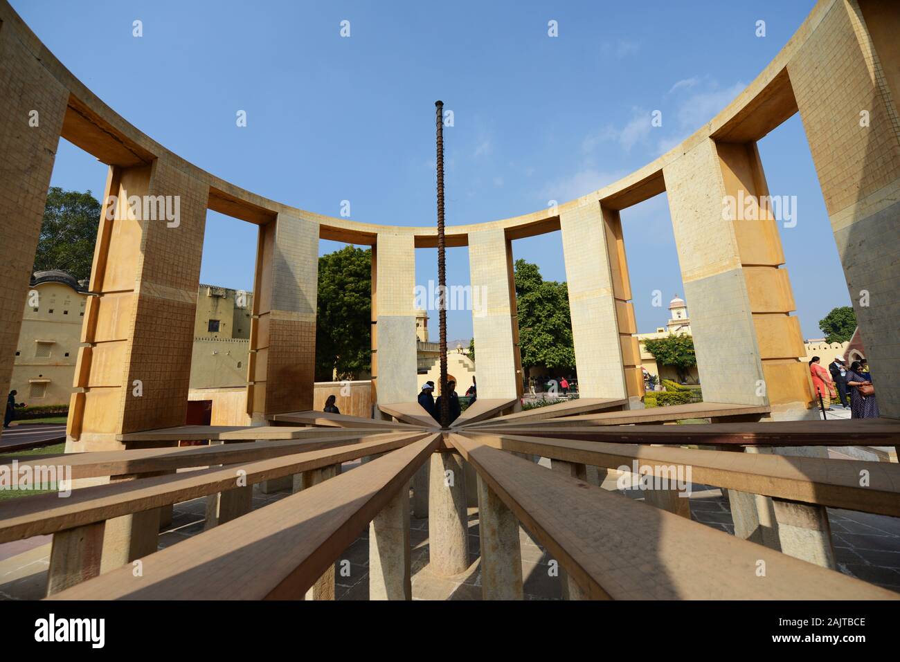 Il Jantar Mantar è una collezione di diciannove strumenti astronomici architettonici costruiti dal re Sawai Jai Singh II di Maratha Rajput Foto Stock