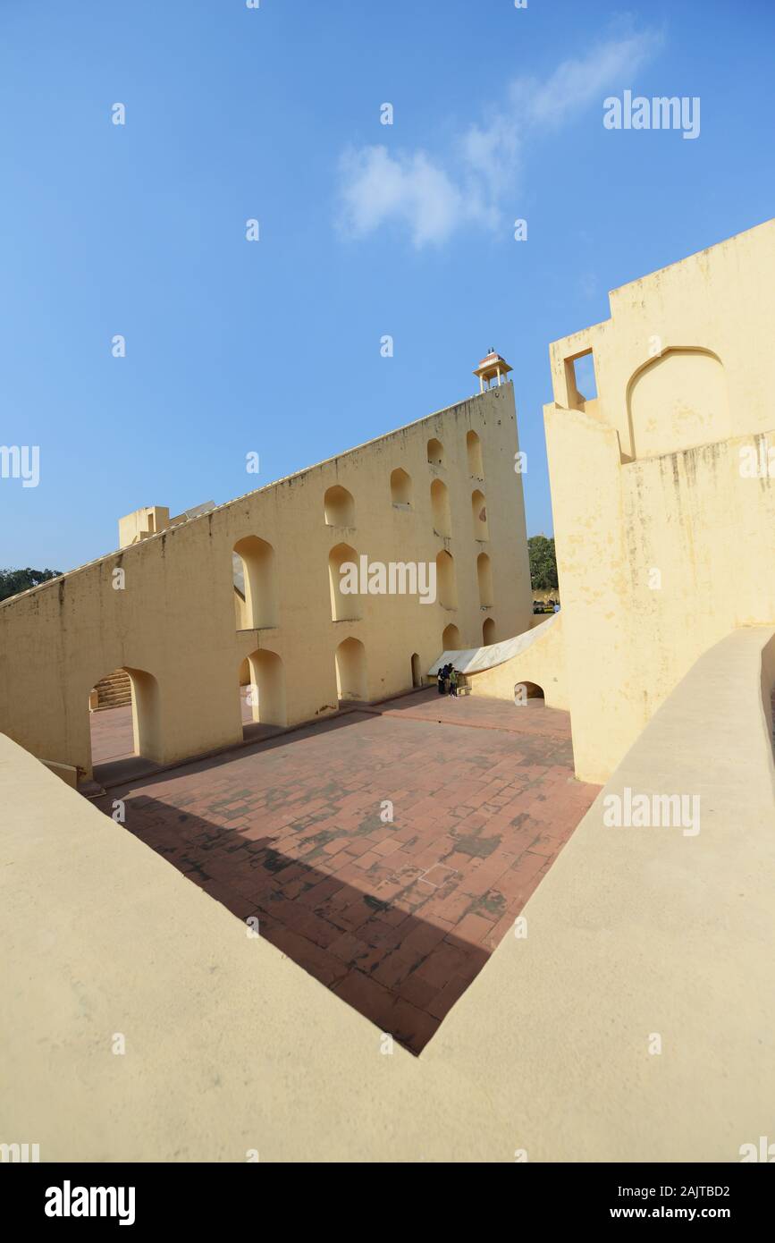 Il Jantar Mantar è una collezione di diciannove strumenti astronomici architettonici costruiti dal re Sawai Jai Singh II di Maratha Rajput Foto Stock