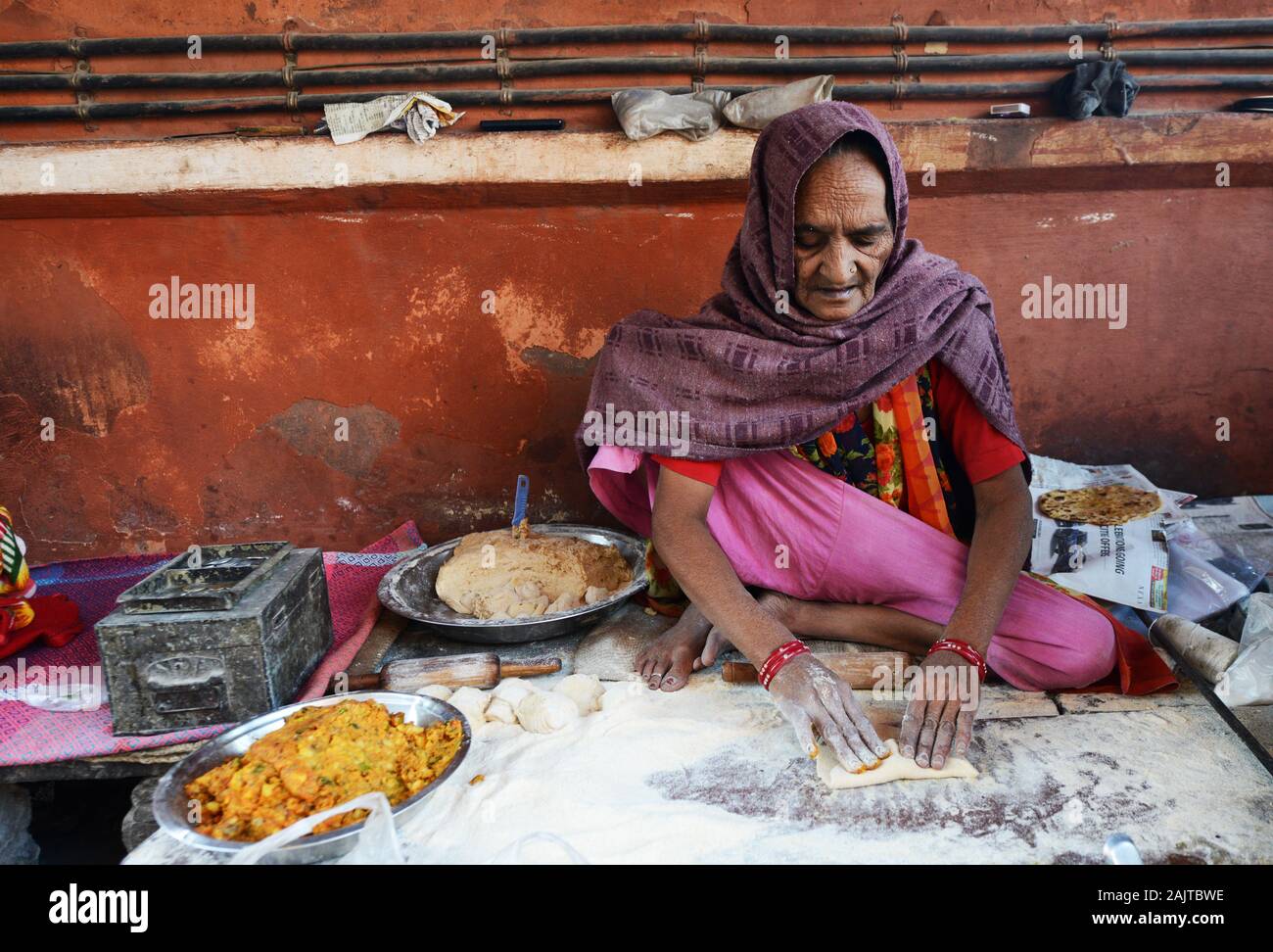 Una donna Rajasthani che fa chapati. Foto Stock