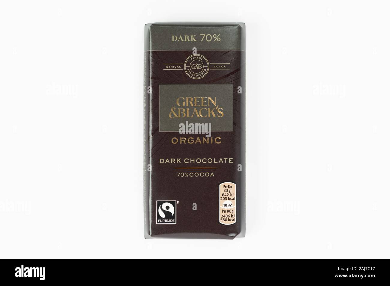 Una barra di colore verde e nero dark chocolate shot su uno sfondo bianco. Foto Stock