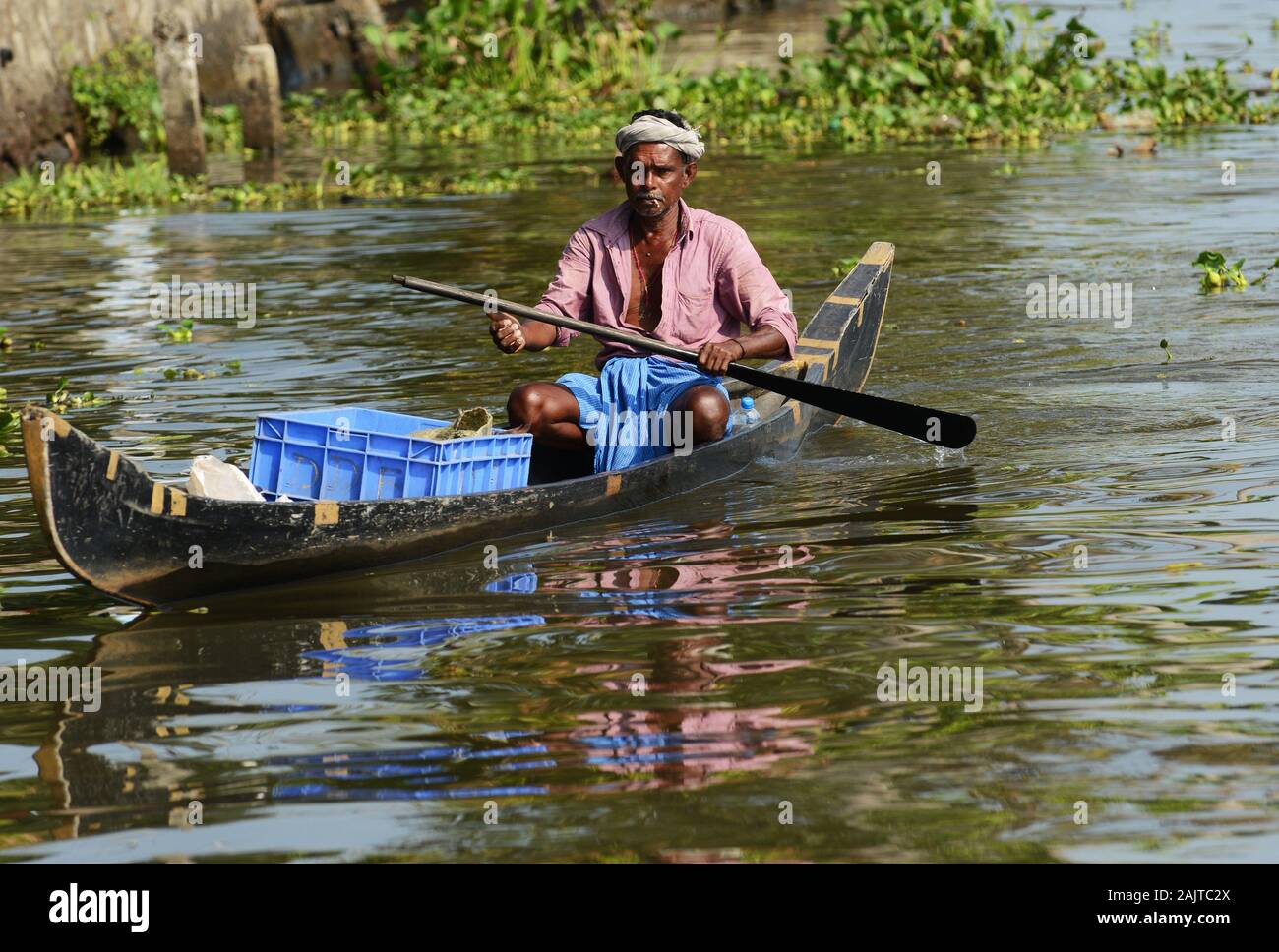 Canottaggio in canoa nelle acque retrofante di Kerela. Foto Stock