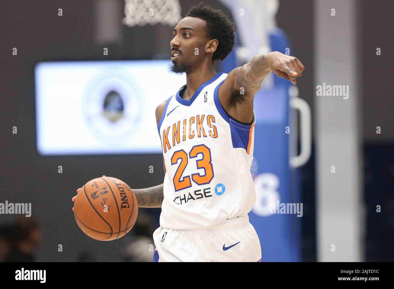 Wilmington, DE, STATI UNITI D'AMERICA. 29 Nov, 2019. Westchester Knicks avanti TIM BOND (23) gestisce la sfera nella prima metà di un NBA G-League stagione regolare il gioco tra il Bluecoats e il Westchester Knicks (New York Knicks) Venerdì, nov. 29, 2019, presso il 76ers Fieldhouse in Wilmington, DE Credito: Saquan Stimpson/ZUMA filo/Alamy Live News Foto Stock