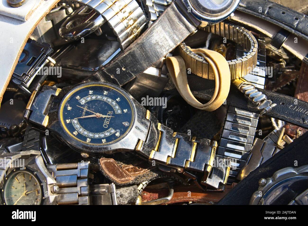 Collezione di orologi usati trovata ad un mercatino delle pulci locale Foto  stock - Alamy