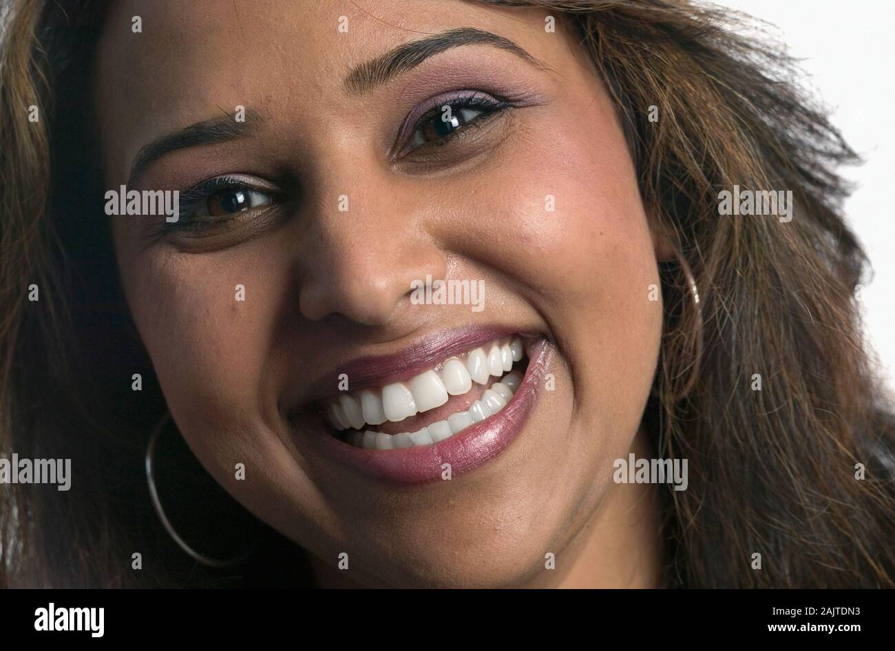 Close up ritratto di un po' invecchiato sorridente donna indiana Foto Stock