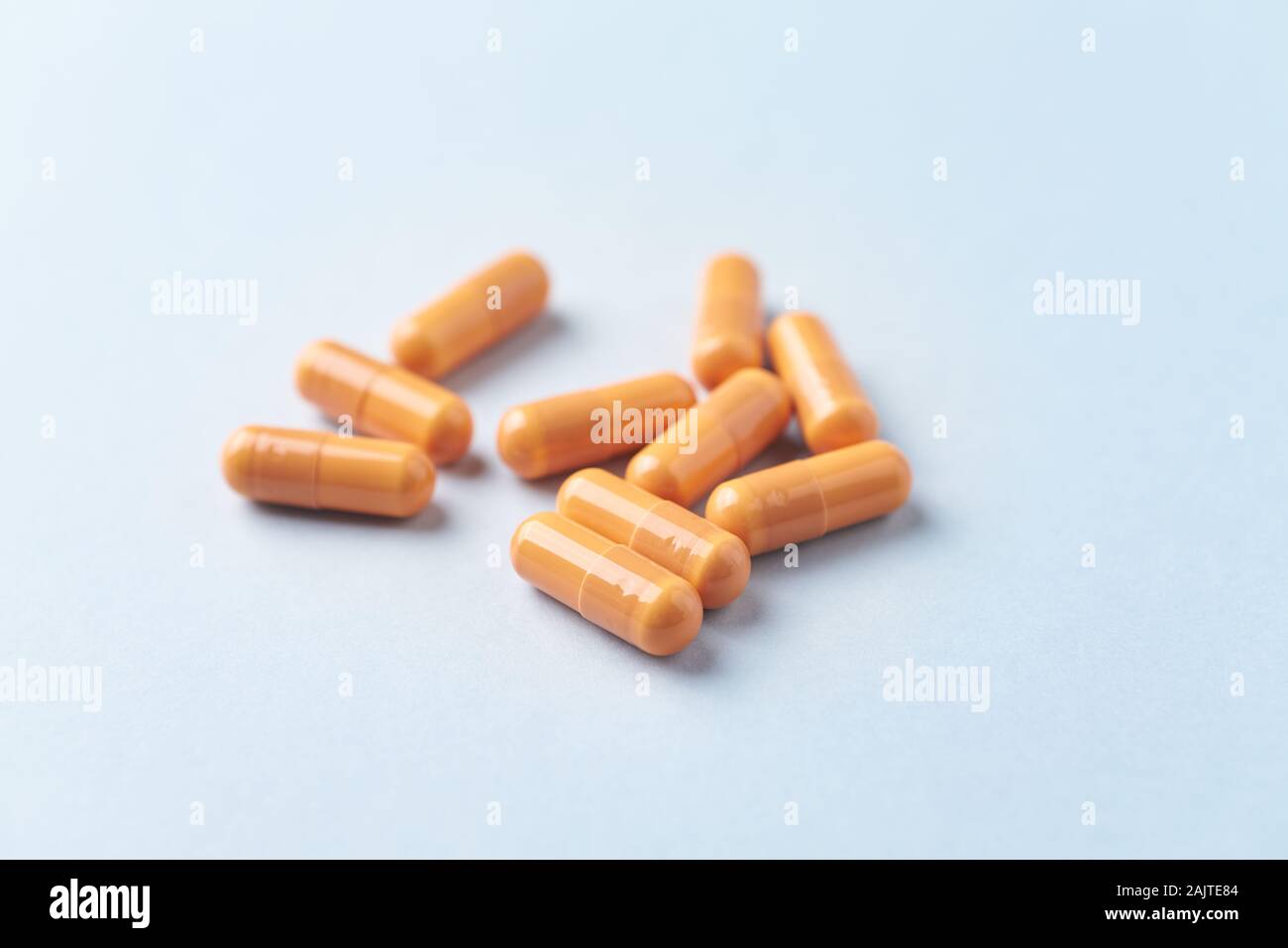 Capsule di HMB (acido β-Idrossi β-metilbutirrico). Bodybuilding alimentare supplementi su sfondo di carta brillante. Primo piano. Foto Stock