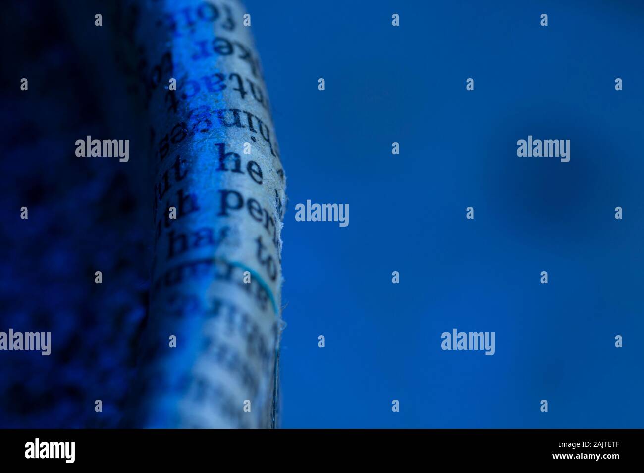 Riprese macro di giornale font in Pantone tonalità blu Foto Stock