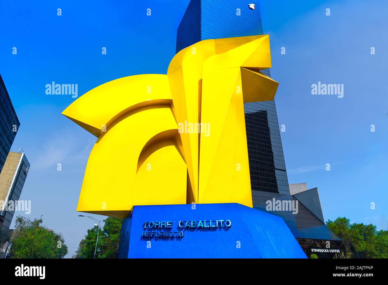 Città del Messico, Messico-10 Dicembre, 2019: punto di riferimento El Caballito monumento situato nei pressi di Torre Caballito e Paseo de Reforma Avenue a Città del Messico Foto Stock