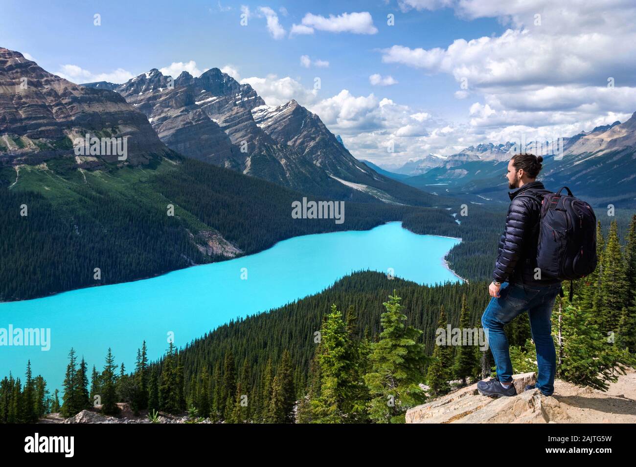 Escursionista guardando alla vista di color turchese del Lago Peyto nel Parco Nazionale di Banff, Canadian Rockies, Alberta, Canada. Foto Stock