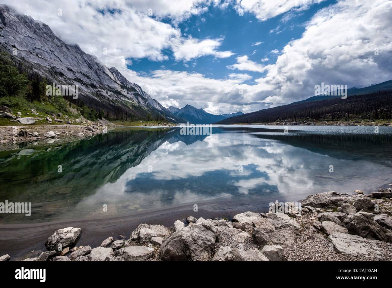 Lago di medicina durante l'estate nel Parco Nazionale di Jasper, Canadian Rockies, Alberta, Canada. Foto Stock