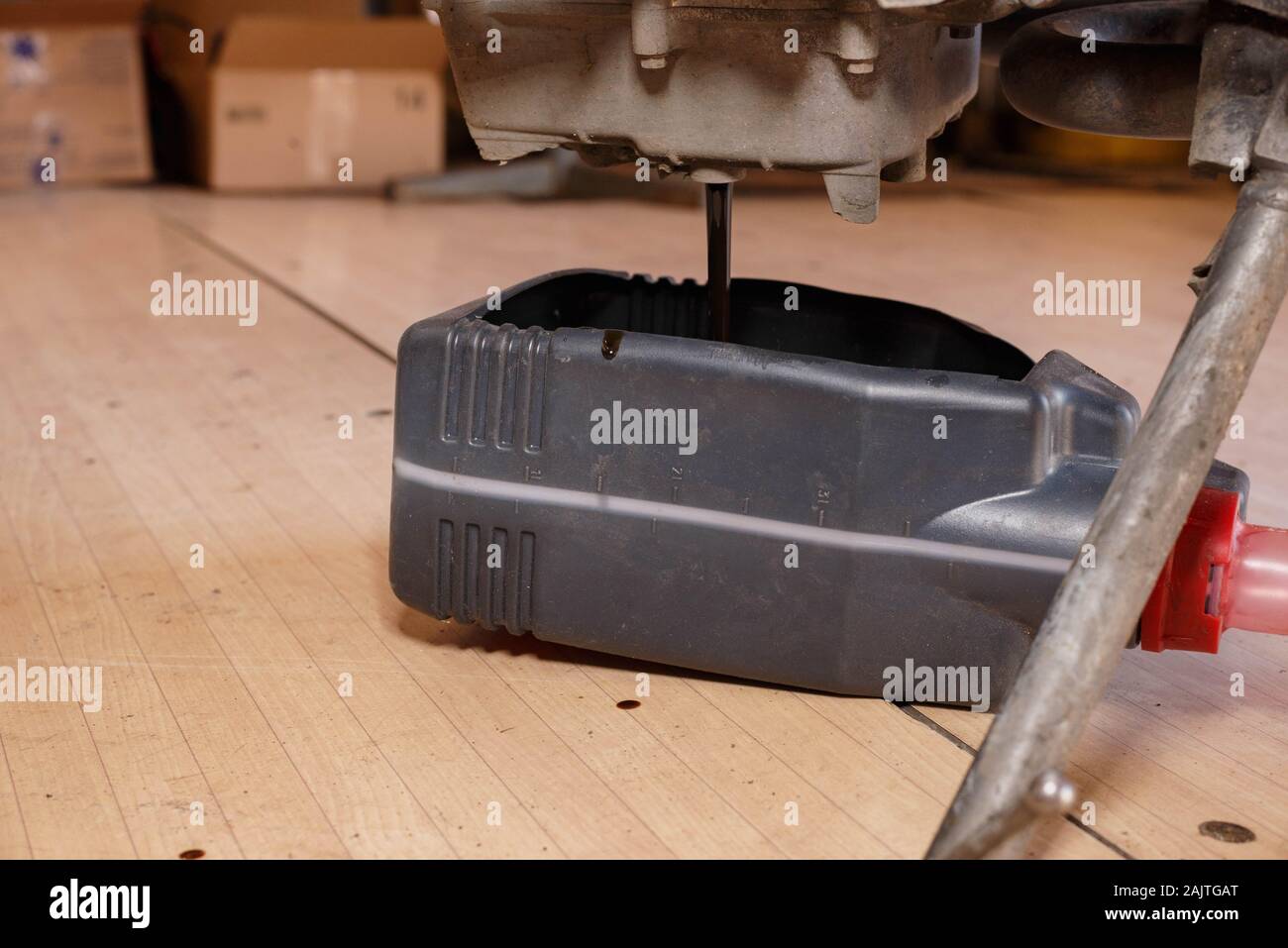 Il processo di scarico olio dal motore di una motocicletta. Olio motore l'aggiornamento. Sostituzione del filtro dell'olio nel motore di una motocicletta Foto Stock