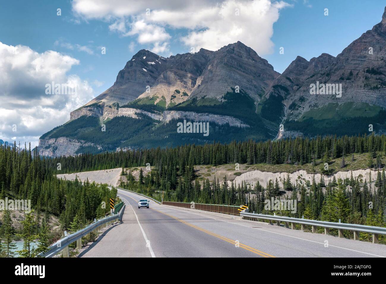 Veicolo in marcia sulla famosa Icefields Parkway itinerario tra i Parchi Nazionali di Banff e Jasper in Alberta, Canada. Foto Stock