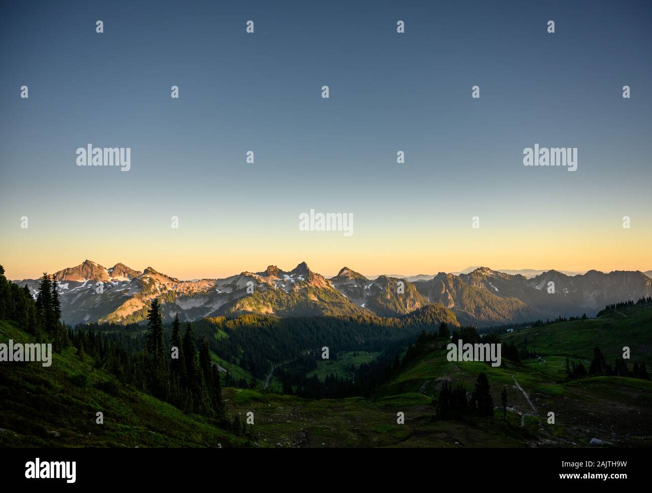 Ultima traccia di luce che cade su Tatoosh Montagne in estate Foto Stock