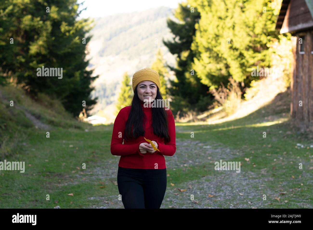 Artvin, foto scattata il 15 ottobre 2019: bella ragazza camminare all'aperto in autunno. Ragazza sorridente raccoglie foglie gialle in autunno. Giovane donna enjoyi Foto Stock