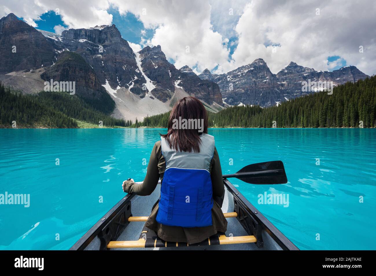 Canoa Turistica sul Lago Moraine durante l'estate nel Parco Nazionale di Banff, Canadian Rockies, Alberta, Canada. Foto Stock
