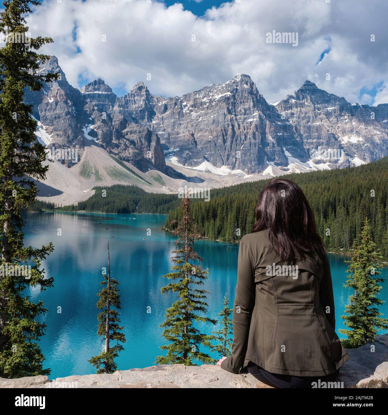 Turista femminile guardando la vista al Lago Moraine nel Parco Nazionale di Banff, Canadian Rockies, Alberta, Canada. Foto Stock