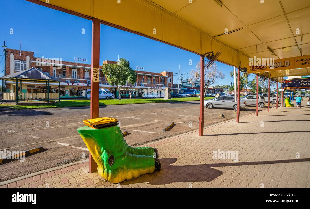 Dinosauro stravagante piedi spazzatura in Australia Hotel nella zona centrale di West Queensland outback città di Winton, Queensland, Australia Foto Stock