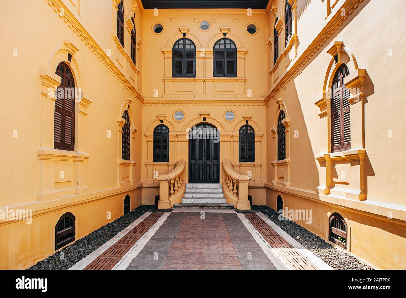 JAN 13, 2019 Udon Thani, Thailandia - storico Grand giallo coloniale francese costruzione artigianale di serramenti con ingresso classico cortile di U Foto Stock