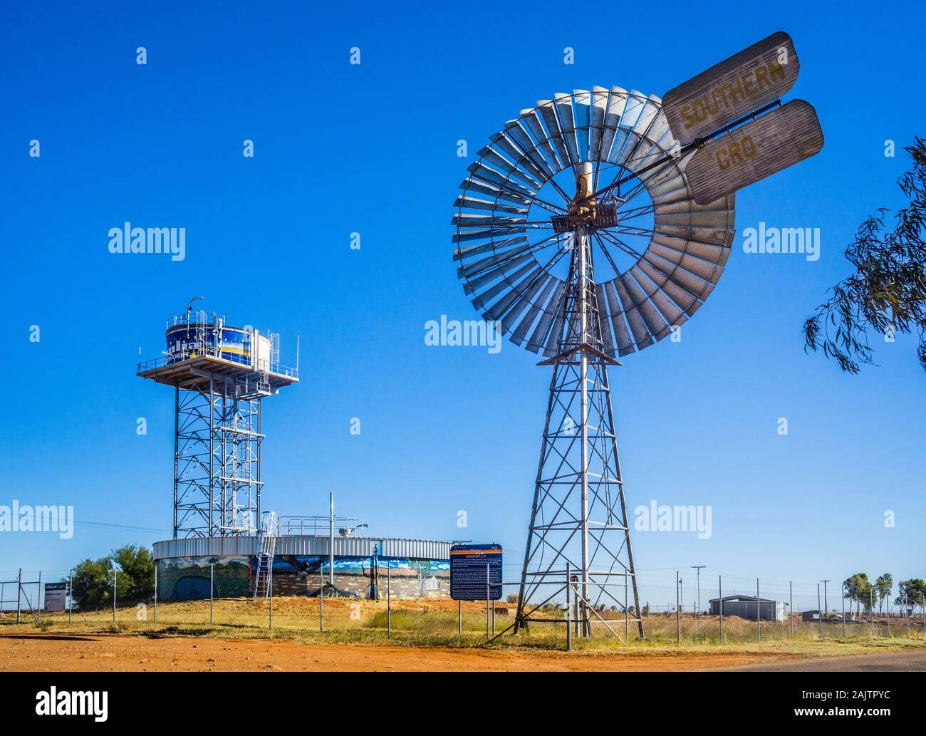 Water Tower e il mulino a vento a outback città di Boulia in Central West Queensland, Australia Foto Stock