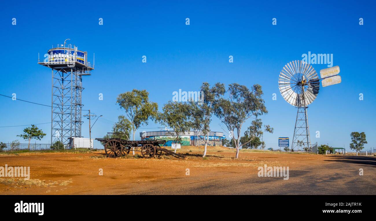 Water Tower e il mulino a vento e un vecchio torello dray da Pioneer giorni all'outback città di Boulia, Central West Queensland, Australia Foto Stock