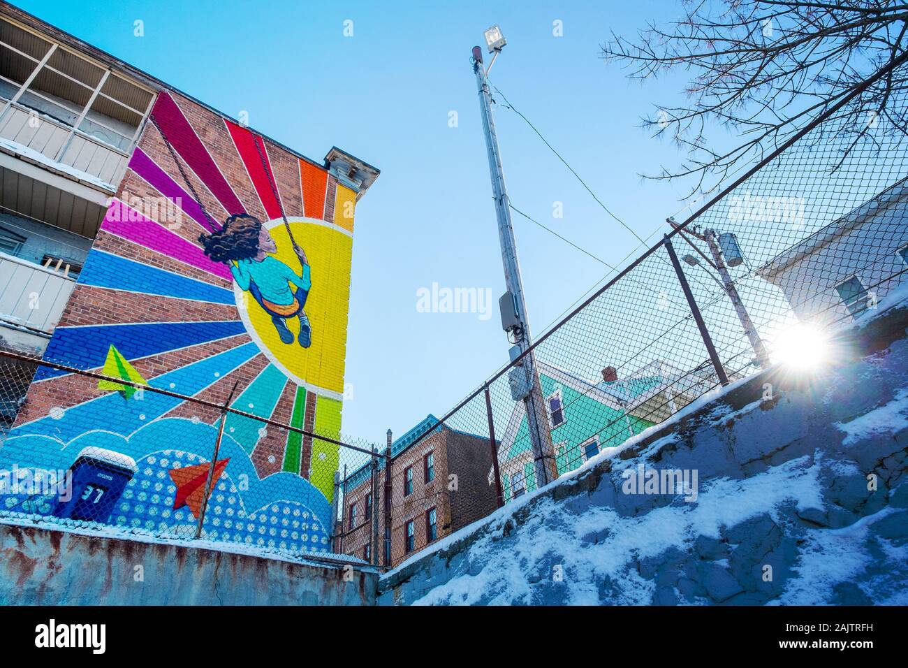 Murale di un bambino che gioca con il sole, in un giorno di inverno in Nuova Inghilterra Foto Stock