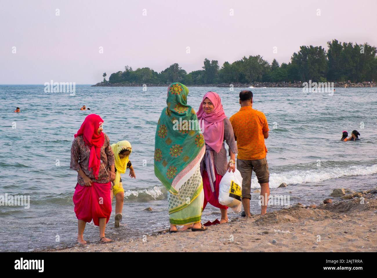 Un gruppo di donne indiane in sari colorati a piedi sulle spiagge, Toronto, Ontario, Canada Foto Stock