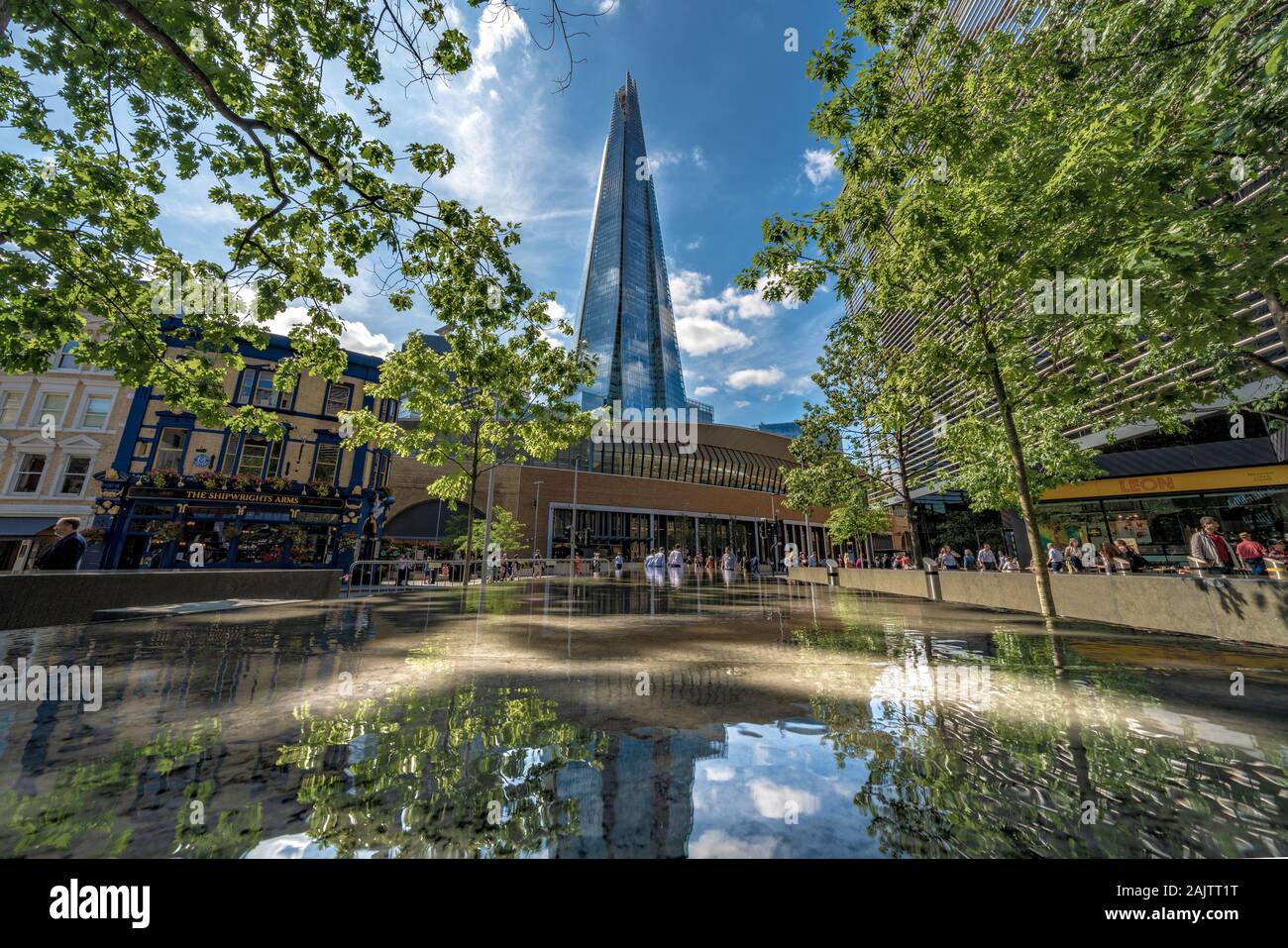 LONDON, Regno Unito - 22 agosto: Bassa vista prospettica del grattacielo Shard edificio, un famoso punto di riferimento nella città di Londra il 22 agosto, 2019 Foto Stock