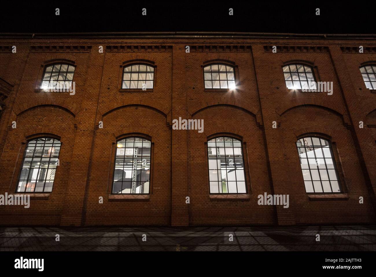 Facciata di un vintage old Red Brick Warehouse, utilizzato da una rivoluzione industriale era facotry impianto, con grandi finestre, mostrando un rinnovato e reconst Foto Stock