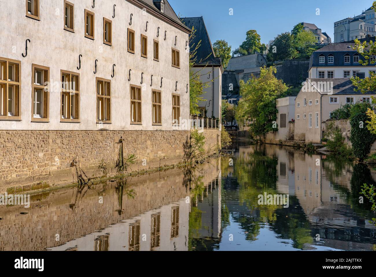 Città di Lussemburgo, Lussemburgo - 21 settembre: Vista della città vecchia architettura tradizionale lungo il fiume Alzette il 21 settembre 2019 in Lussemburgo Foto Stock
