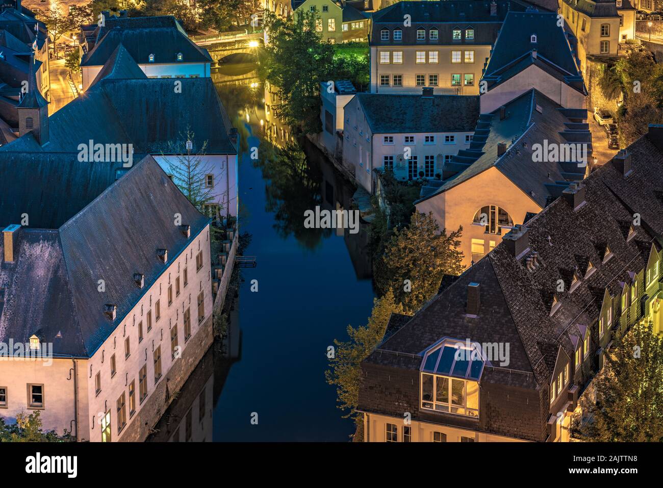 Città di Lussemburgo, Lussemburgo - 21 settembre: questa è una vista serale della città vecchia storica architettura lungo il fiume Alzette il 21 settembre 2019 in Foto Stock