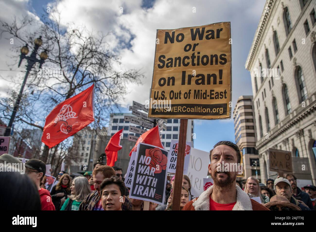 Pechino, USA. 4 gennaio, 2020. Le persone che frequentano una protesta contro la morte di alto profilo comandante iraniano Soleimani Qassem in San Francisco, negli Stati Uniti, gennaio 4, 2020. Credito: Li Jianguo/Xinhua/Alamy Live News Foto Stock