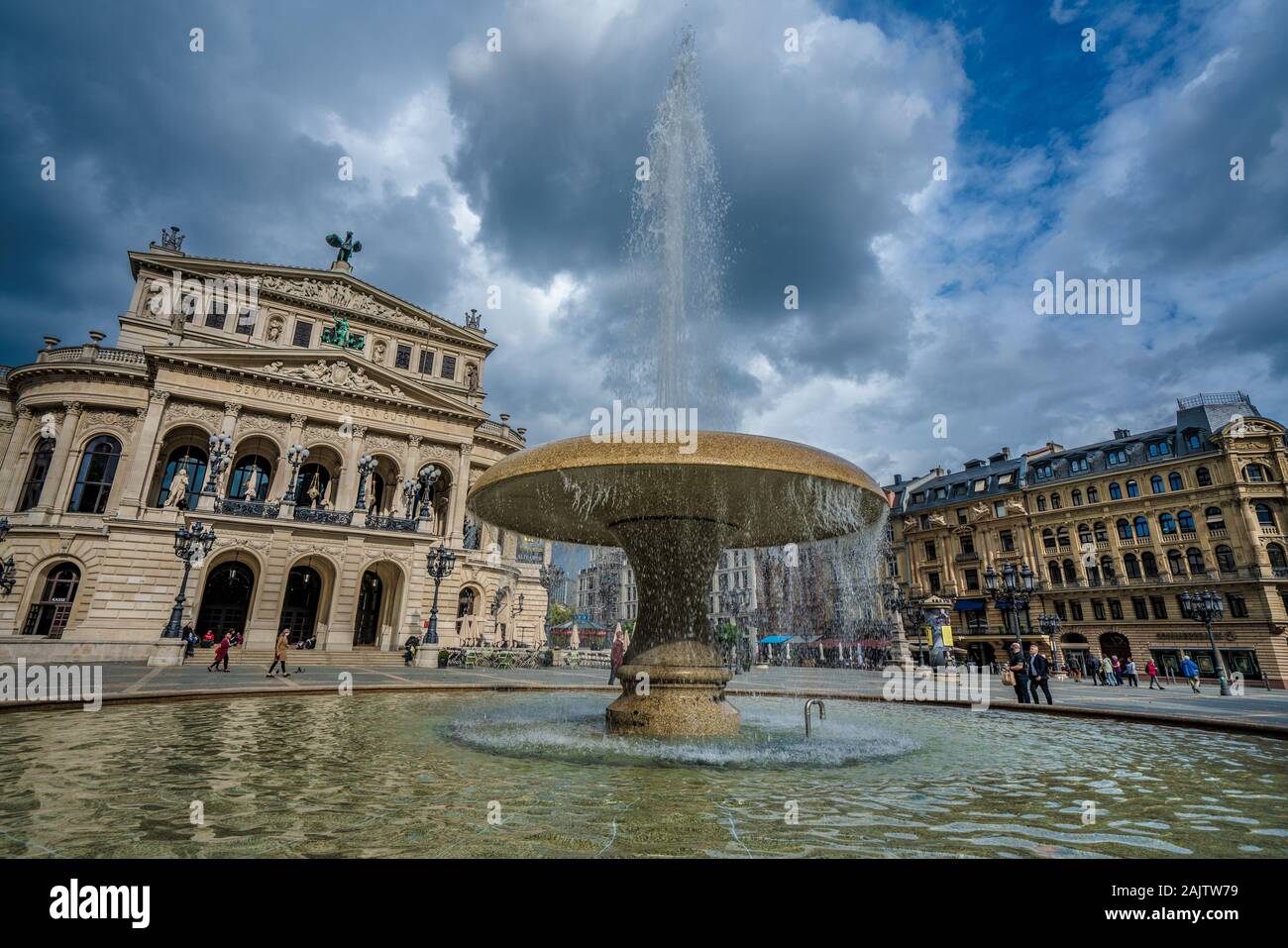 Francoforte, Germania - 25 settembre: Vista del Frankfurt old opera house, uno storico edificio nel centro della città su Settembre 25, 2019 in F Foto Stock