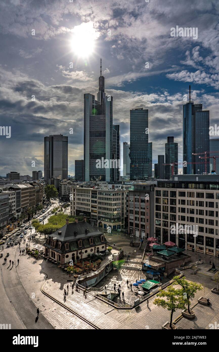 Francoforte, Germania - 25 settembre: Vista del Frankfurt financial district skyline nell'area del centro il 25 settembre 2019 a Francoforte Foto Stock