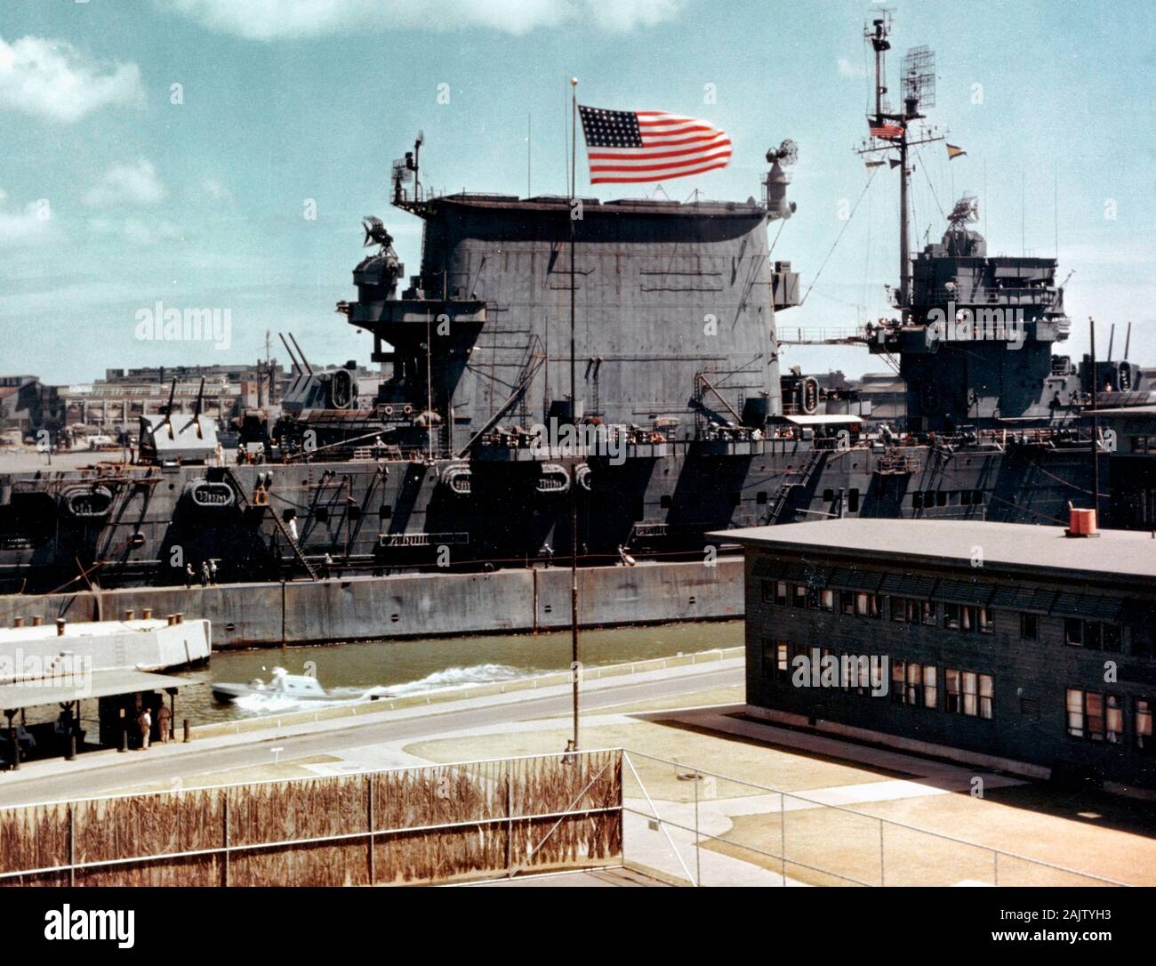 Gli Stati Uniti Navy portaerei USS Saratoga (CV-3) ormeggiato a Ford Island in Pearl Harbor, Hawaii (USA), circa nel giugno 1945. Foto Stock