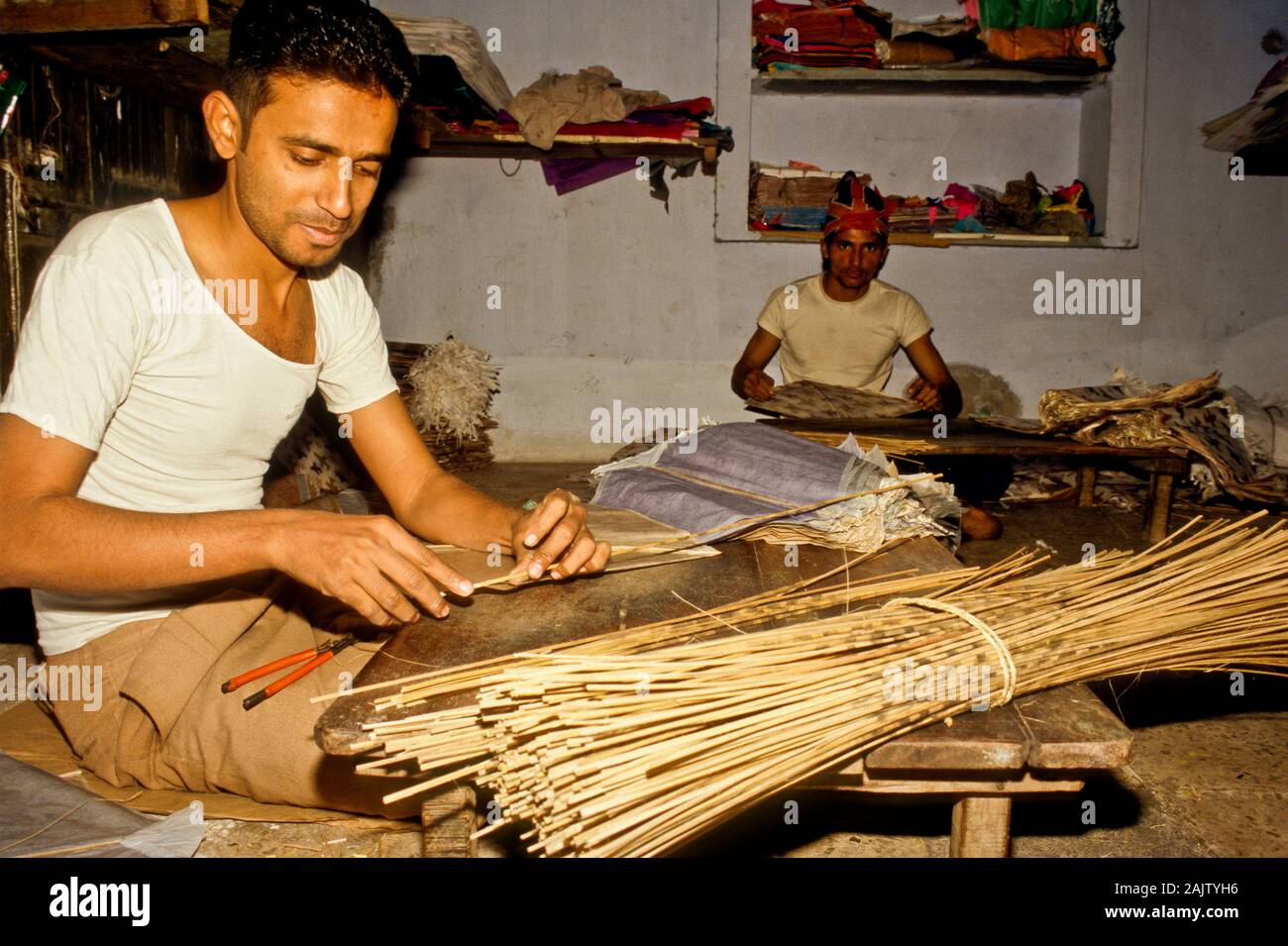 I preparativi per l'annuale kite-festival in Ahmedabad Foto Stock