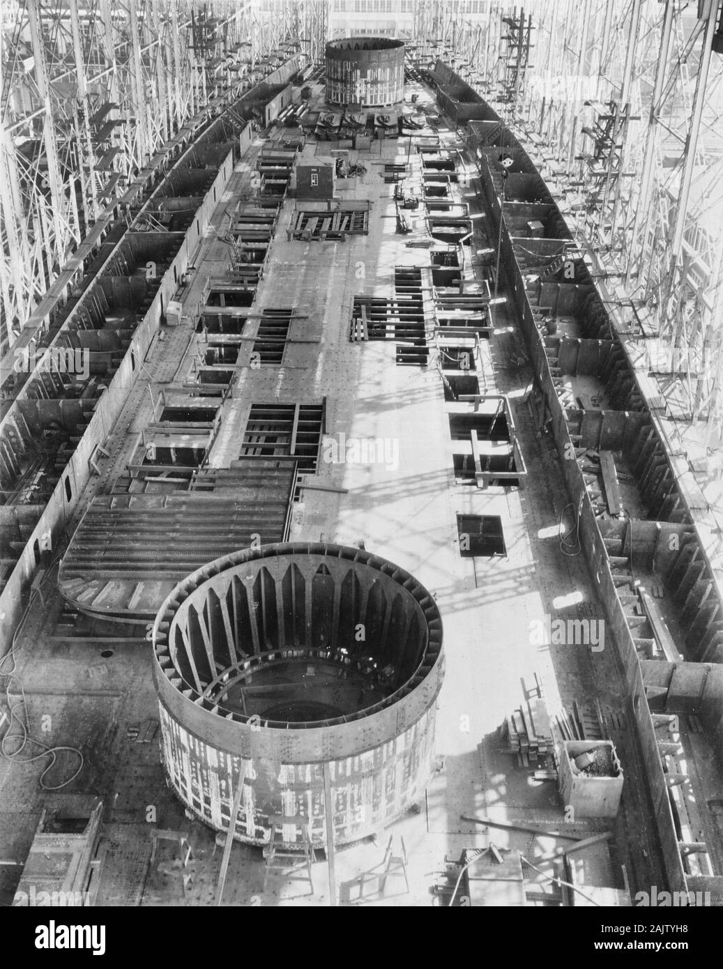 USS Saratoga. Scafo incompleto, guardando avanti, alla New York di costruzione navale del cantiere della società, a Camden, nel New Jersey, 8 marzo 1922. La costruzione era stato sospeso in attesa della sua conversione a una portaerei. Nota le strutture di barbette poggiante su blocchi sul suo deck. Foto Stock