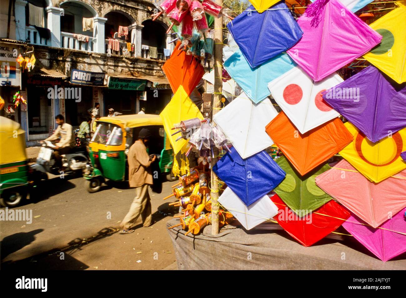 Tutta la città di Ahmedabad è pieno con kite temporaneo-negozi Foto Stock