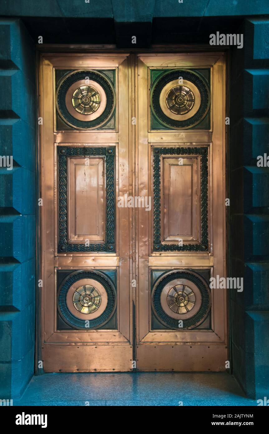 Bronzo-porta con pannelli presso il Municipio di Melbourne, Australia Foto Stock