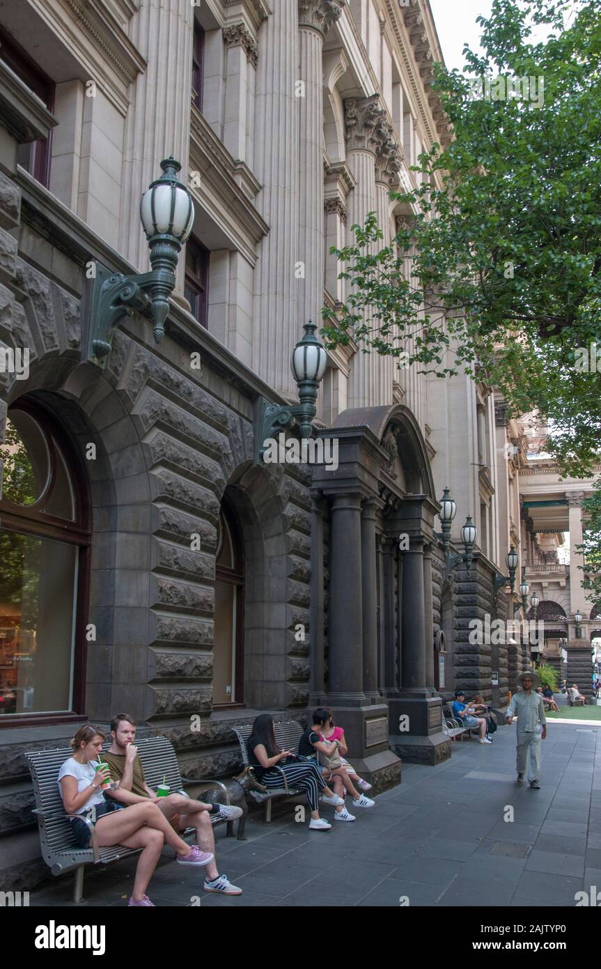 Persone sedute al di fuori del Municipio di Melbourne Foto Stock