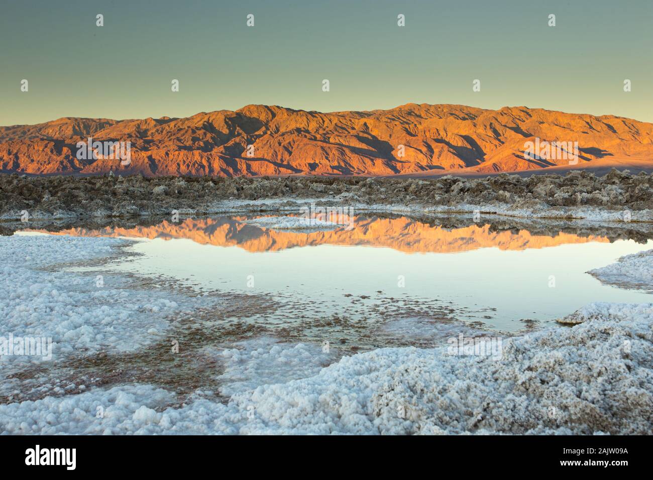 Il paesaggio extraterrestre della Valle della Morte di sale appartamenti in una mattinata d'inverno. Foto Stock