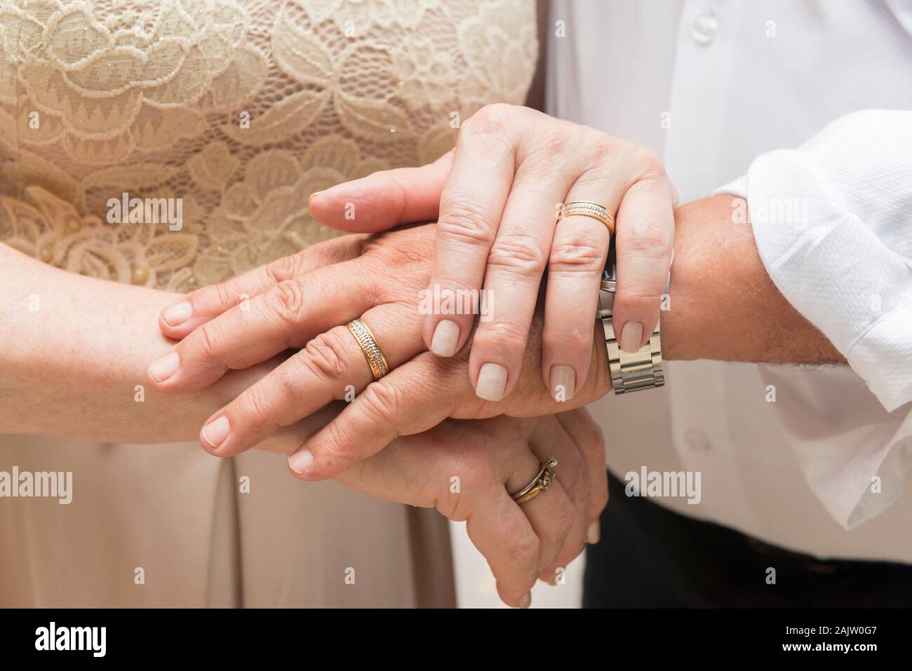 Primo piano delle mani di una vecchia coppia al di sopra di ogni altro. Concetto di rispetto, amicizia e solidarietà e amore. Foto Stock